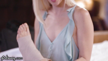 Une lesbienne expérimentée a montré sa chatte sale à une jeune nana Thumb