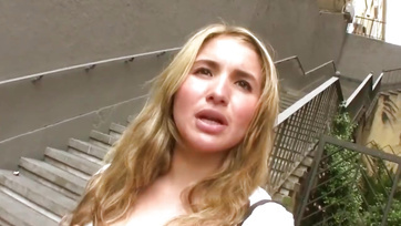 Jeune nana latino-américaine ramassée et baisée par un homme plus âgé et lubrique Thumb