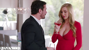 Patronne excitée baise une petite secrétaire canon Thumb