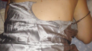 Il a enfoncé sa bite jusqu'au fond de la chatte serrée de sa femme endormie Thumb