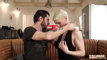 Une femme aux cheveux courts en cuissardes qui adore sentir la bite dans son cul Thumb