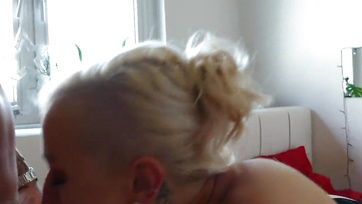 Il a éjaculé sur la petite salope blonde platine après l'avoir surprise en train de se masturber Thumb