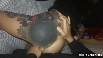 Le copain de ma mère et son ami ont tiré dans la bouche de la petite salope Thumb