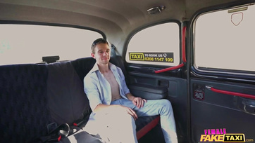 La belle de Bucarest s'est assise sur le visage du jeune garçon pour lui lécher la chatte Thumb