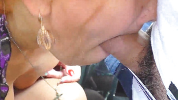 Une femme mûre suce une bite et se la prend dans le cul dans la voiture Thumb