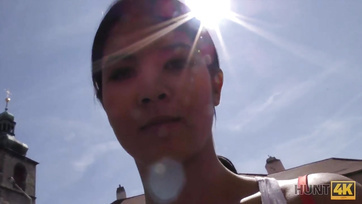 Elle a sucé la bite de l'inconnu à côté de son petit ami Thumb