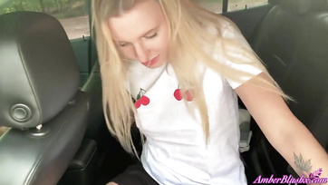 Ma femme est devenue excitée pendant un voyage et s'est masturbée devant moi Thumb