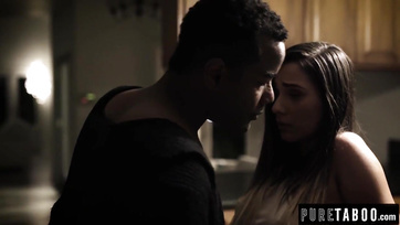 Son petit ami et son père ont savouré la petite salope l'un après l'autre Thumb