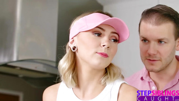 Un demi-frère excité aide joyeusement sa petite sœur après une baise rapide Thumb