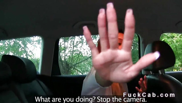 Amatrice aux gros seins de Budapest suce une saucisse dans un faux taxi Thumb