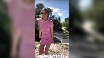 L'actrice porno coquine a soulevé la bite du mec pour le faire jouir Thumb