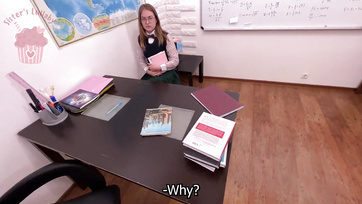 Un prof excité enfonce sa bite gonflée dans la chatte d'une jolie ado Thumb