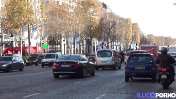 Une hôtesse de l'air canon rentre chez elle pour coucher avec un mec à grosse bite Thumb