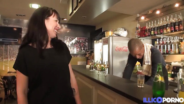 Serveuse MILF chaude écarte les jambes pour un client chanceux Thumb