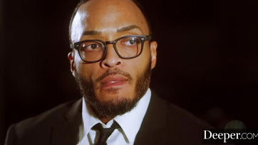 La femme décorative s'est joyeusement lancée dans une chevauchée intense avec les deux mecs Thumb