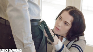 Une adolescente aventureuse suce la bite de son prof Thumb