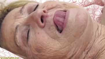 Une grand-mère heureuse de 91 ans de Budapest et un adolescent hardcore Thumb