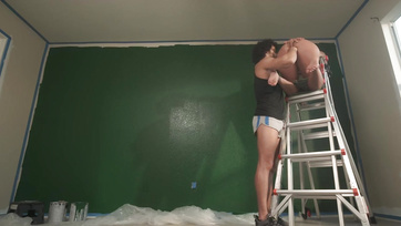 Une femme latine qui aime les bites ne pense qu'au sexe, même en travaillant Thumb