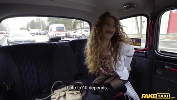 Une ado salope en bas déchirés goûte la grosse bite du chauffeur de taxi Thumb