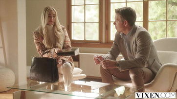 Une ado blonde séduite et chevauche un mec plus âgé bite Thumb