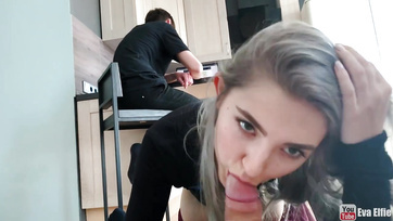 Une ado blonde sexy baise une amie derrière son copain Thumb