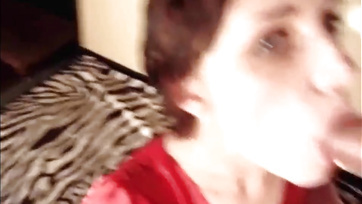 Une Hongroise lubrique suce une saucisse lors de son premier casting Thumb