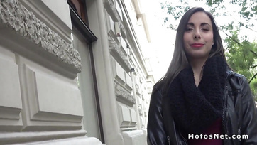 Elle est montée avec le gars à son appartement la fille peste pour monter son phallus Thumb