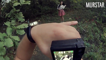 Il a pris des photos nues de l'écolière sexy puis l'a baisée dans le parc Thumb