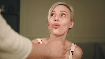 Une blonde canon écarte les jambes pour son patron après sa promotion Thumb