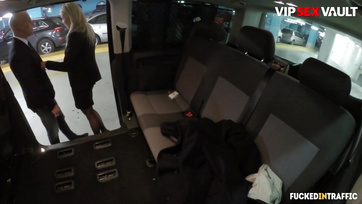 La secrétaire hongroise a enlevé ses bas et a chevauché sa bite sur elle Thumb