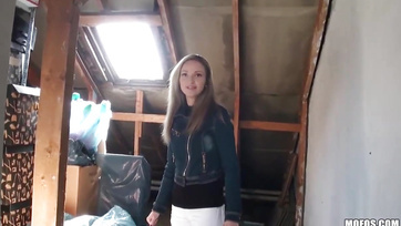 L'agent à la grosse bite a traqué et baisé la jeune salope de Budapest Thumb