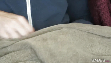 2 milfs chaudes partagent une bite chanceuse Thumb