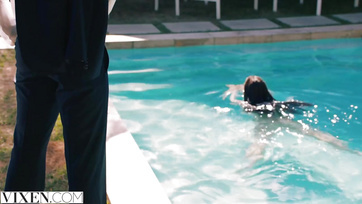 Jeune fille aux gros seins se fait baiser par son patron à grosse bite Thumb