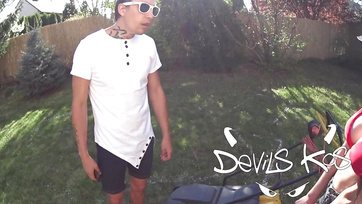 Il a appelé la fille sexy dans sa chambre pour lui baiser les deux trous Thumb