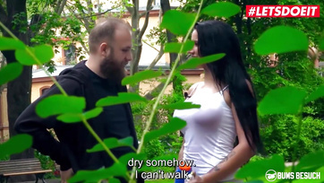 Une salope allemande aux gros seins adore baiser avec des mecs trouvés dans la rue Thumb