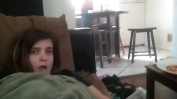 Mon demi-frère et moi avons masturbé une énorme bite non loin de mon beau-père Thumb