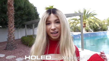 Une blonde coquine se prend une bite dans les deux trous avec plaisir Thumb