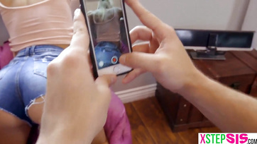 Il a baissé la petite chatte de sa demi-sœur coincée dans la fenêtre pour y enfoncer sa bite Thumb