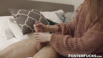 Écolière timide baisée par son beau-père et sa belle-mère dans un plan à trois Thumb