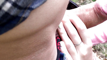 Il a réussi à baiser la MILF aux gros seins dans la forêt pour de l'argent Thumb