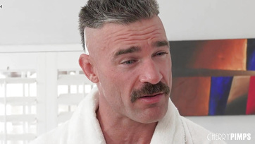 Strip-teaseuse écarte les jambes pour que son beau-père garde son secret Thumb