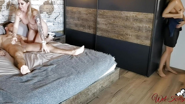 Ma demi-sœur nous a regardés en cachette nous masturber pendant que je rebondissais sur la bite de mon copain Thumb