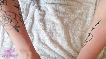 Ma demi-sœur perverse a sorti ma bite en érection et l'a enfoncée dans sa chatte poilue Thumb