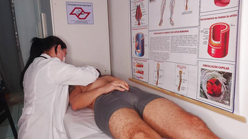 La charmante infirmière n'a pas peur, mais suce joyeusement l'érection de sa patiente bite Thumb