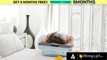 Une milf rousse surprend sa belle-fille perverse en train d'enlever sa culotte et de la renifler Thumb