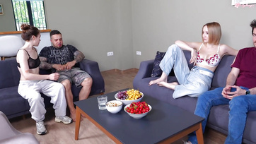 Un homme regarde joyeusement sa femme se faire enculer par sexcastingon Thumb