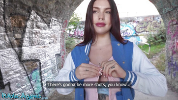 L'agent à grosse bite a payé la nana en bas et l'a baisée Complètement Thumb