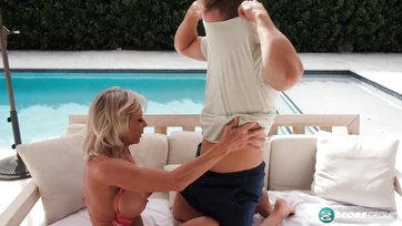 Une bombe MILF aux gros seins a 65 ans, mais aime toujours baise de jeunes mecs Thumb