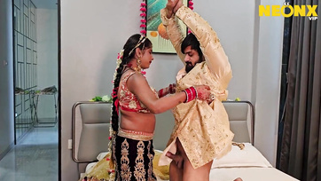 Enfin, la jeune Indienne fraîchement mariée a pu en baiser une énorme couple Thumb