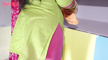 Dès qu'elle s'est penchée, la bonne au gros cul s'est fait enfoncer la queue dans le cul par le propriétaire Thumb